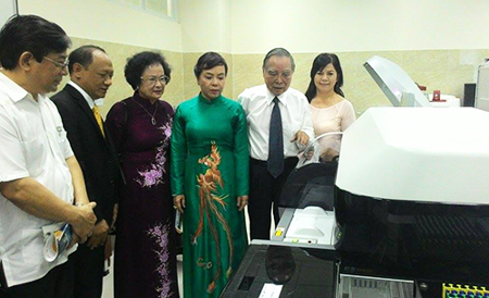 Bộ trưởng Y tế Nguyễn Thị Kim Tiến và nguyên Thủ tướng Phan Văn Khải thăm khu khám xét nghiệm của Bệnh viện Xuyên Á.